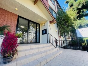 Western Serrano Ave Apartments in Los Angeles, CA - Foto de edificio - Building Photo