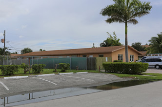 1341-1351 Holly Heights Dr in Fort Lauderdale, FL - Building Photo - Building Photo