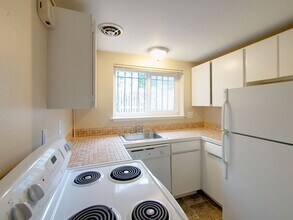 421 Apartments in Seattle, WA - Building Photo - Building Photo
