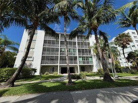 301 Sunrise Dr in Key Biscayne, FL - Building Photo