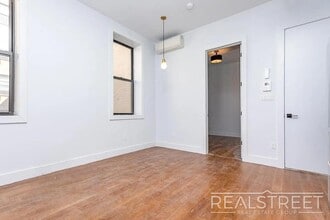 Charming 1-bedroom, 1.5 bath duplex apartment conveniently located near the Knickerbocker M stop at in Brooklyn, NY - Foto de edificio - Building Photo