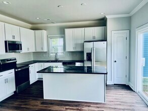 512 Kingsway Cir in Charlotte, NC - Building Photo - Building Photo