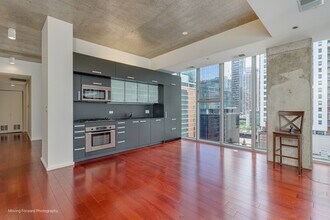 550 N St Clair St in Chicago, IL - Building Photo - Building Photo