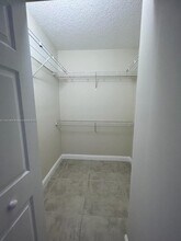 2400 E Preserve Way, Unit 204 in Miramar, FL - Foto de edificio - Building Photo
