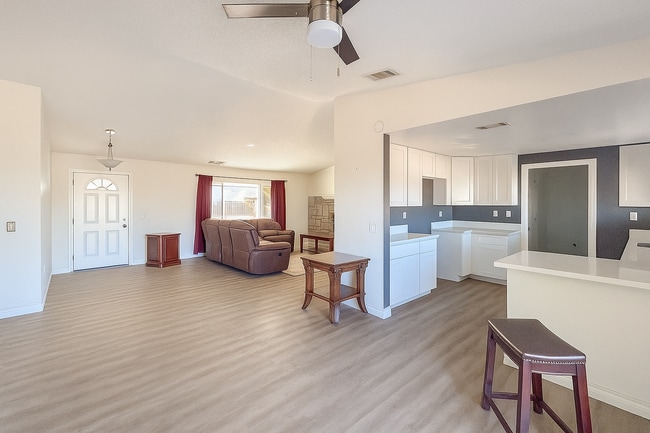 16549 Mossdale Ave in Lake Los Angeles, CA - Building Photo - Building Photo