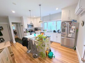 2 Drummond Pl, Unit 2 in Cambridge, MA - Building Photo