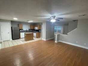 906 Yacht Ct in Crosby, TX - Foto de edificio - Building Photo