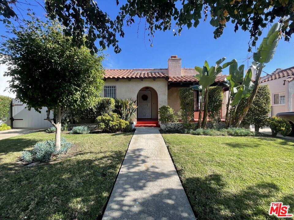 560 N Irving Blvd in Los Angeles, CA - Building Photo