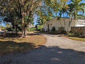 7970 SW 146th St in Palmetto Bay, FL - Foto de edificio - Building Photo