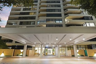 3310 Timmons Ln in Houston, TX - Building Photo
