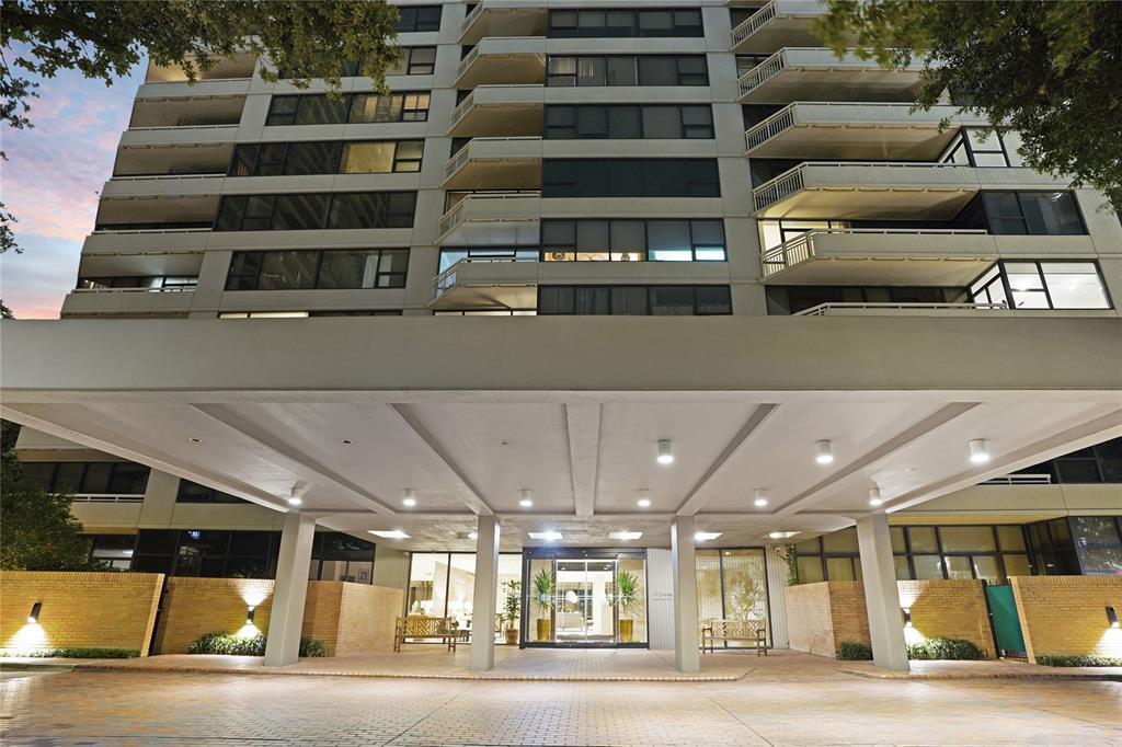 3310 Timmons Ln in Houston, TX - Building Photo