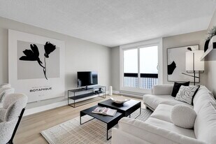 2935 Richmond Rd in Ottawa, ON - Building Photo