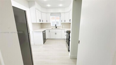 2240 SW 16th Ct in Miami, FL - Foto de edificio - Building Photo