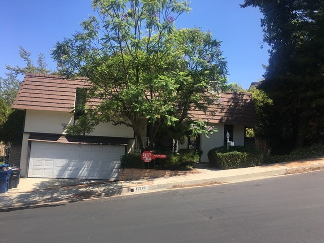17218 Escalon Dr in Encino, CA - Building Photo - Building Photo
