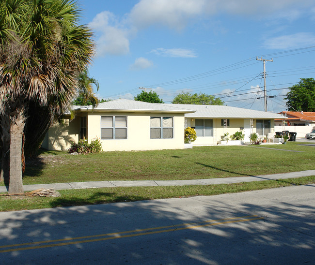 17210 NE 22nd Ave in North Miami Beach, FL - Building Photo - Building Photo