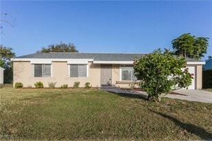 2601 Shenandoah St in North Port, FL - Building Photo