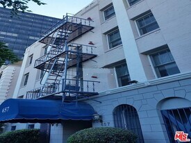 657 Cochran Ave in Los Angeles, CA - Building Photo