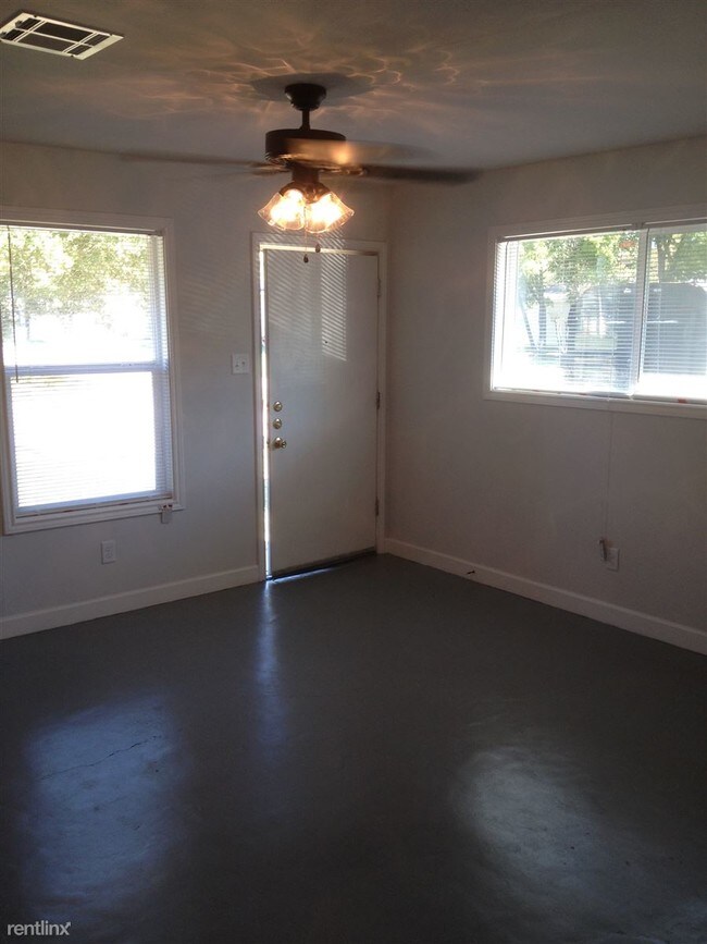 105 Davis St in Bryan, TX - Building Photo - Building Photo