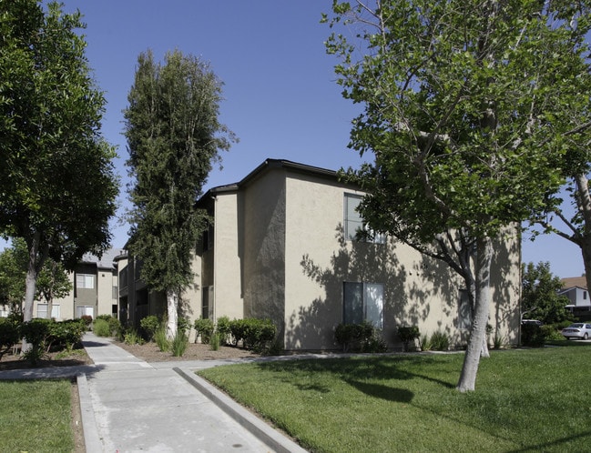 Whispering Oaks in San Marcos, CA - Building Photo - Building Photo