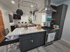 11334 Emelita St in Los Angeles, CA - Building Photo - Building Photo