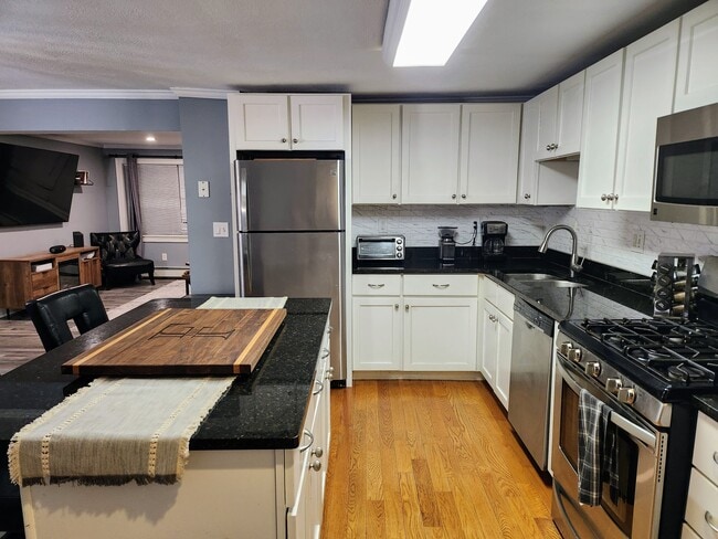 31 Elliott St, Unit 1b in Beverly, MA - Building Photo - Building Photo