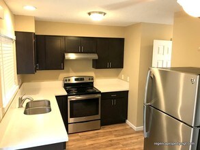 19202 SE River Rd in Milwaukie, OR - Foto de edificio - Building Photo