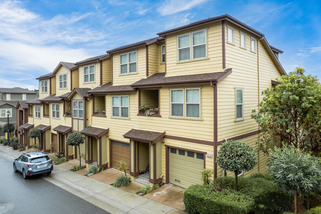 6038 Old Quarry Loop in Oakland, CA - Foto de edificio