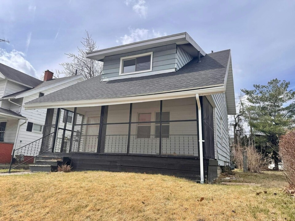 1943 Parkdale Ave in Toledo, OH - Building Photo