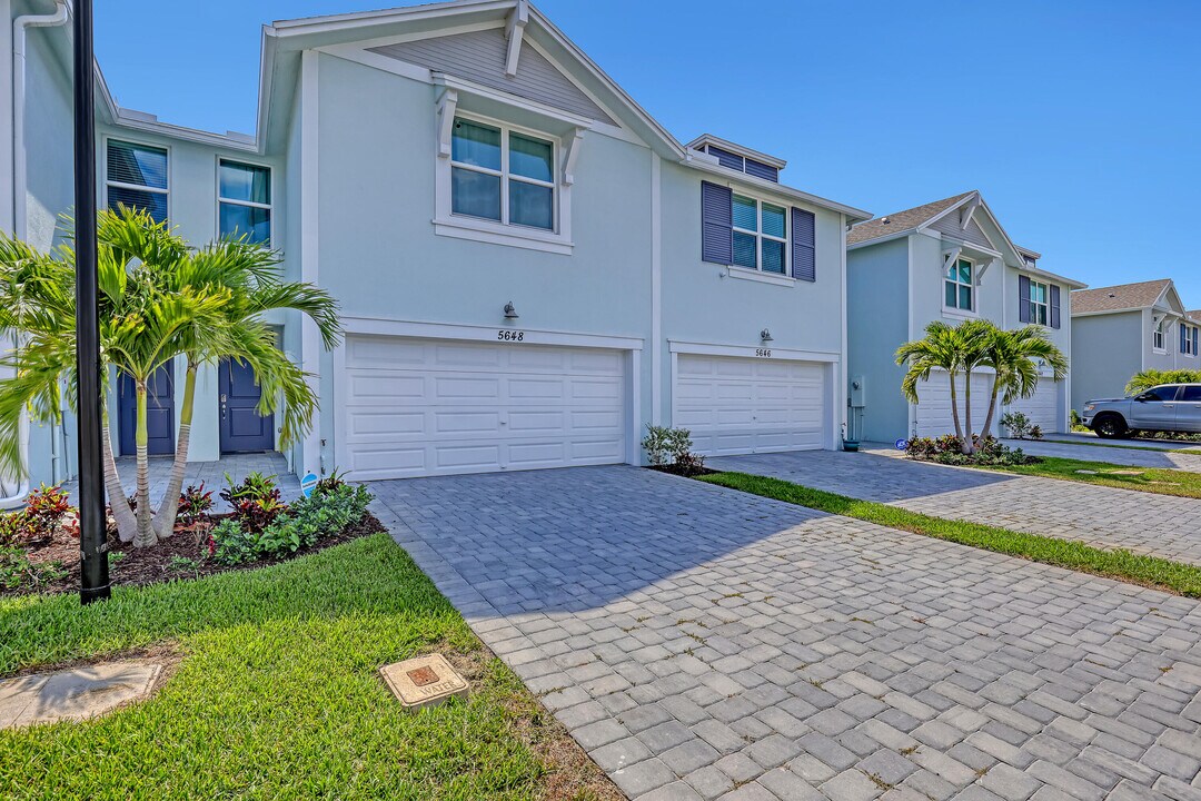 5648 SE Edgewater Cir in Stuart, FL - Building Photo