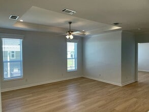 34612 Robins Song Rd in Zephyrhills, FL - Foto de edificio - Building Photo