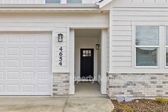 4654 N Maple Grove Rd in Boise, ID - Building Photo - Building Photo