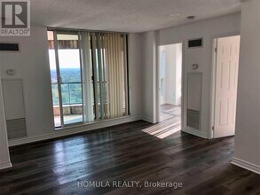 7 Lorraine Dr in Toronto, ON - Building Photo - Building Photo