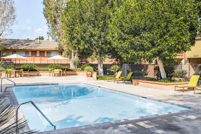 Canyon Pines Apartments in Brea, CA - Foto de edificio - Building Photo