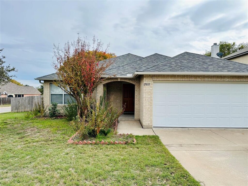 17937 Narsitin Ln in Pflugerville, TX - Foto de edificio