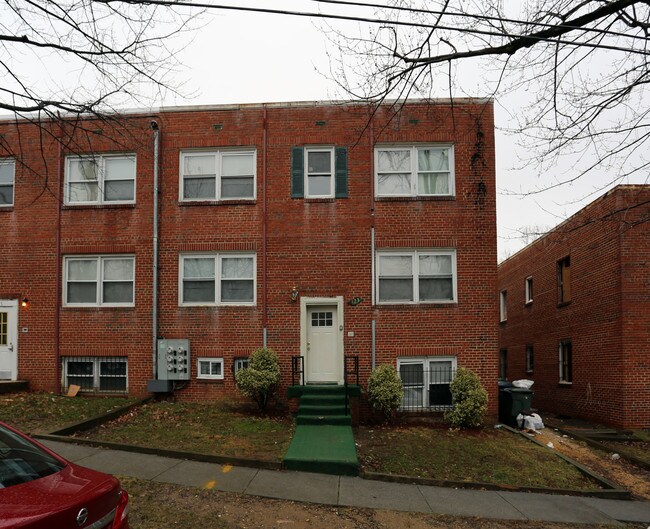 423 Burbank St SE in Washington, DC - Foto de edificio - Building Photo