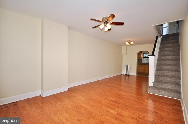 3056 Almond St in Philadelphia, PA - Building Photo - Building Photo
