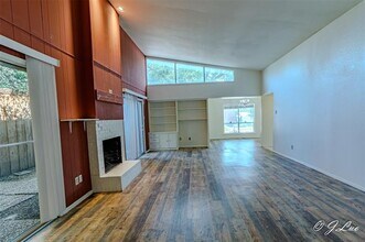 7040 Briarmeadow Dr in Dallas, TX - Building Photo - Building Photo