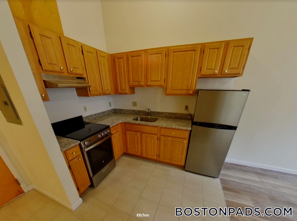 81 Essex St in Boston, MA - Building Photo