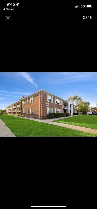 2000 Parkside Dr in Park Ridge, IL - Building Photo