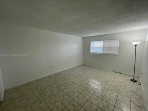 3710 NW 21st St, Unit 211 in Lauderdale Lakes, FL - Building Photo - Building Photo