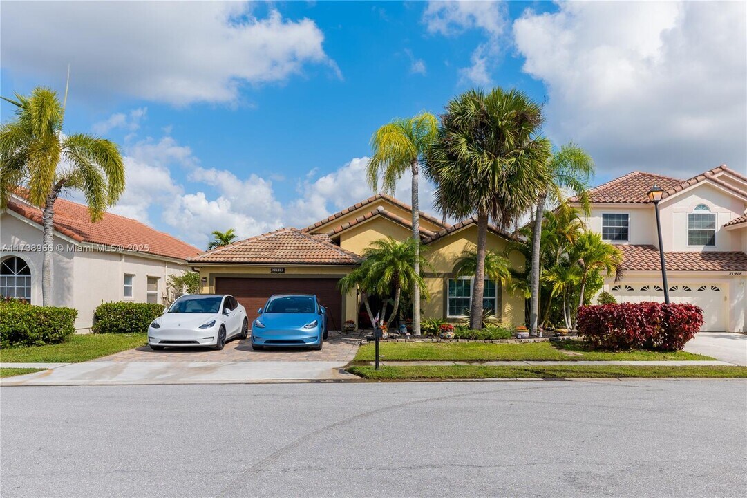 21910 Philmont Ct in Boca Raton, FL - Foto de edificio