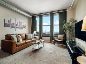 1211 W 9th St in Cleveland, OH - Building Photo