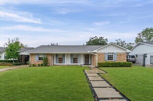 6158 Burgoyne Rd in Houston, TX - Building Photo