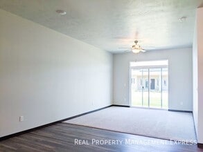 3 Bedroom 2.5 Bathroom Townhome w/ Attache in Sioux Falls, SD - Building Photo - Building Photo