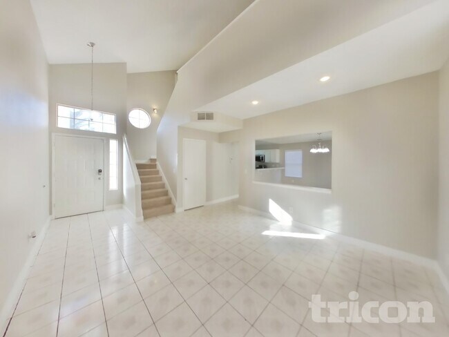 5728 Fairlight Dr in Las Vegas, NV - Building Photo - Building Photo