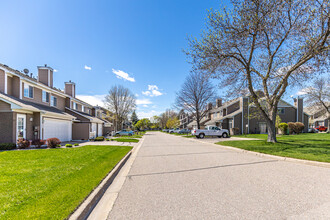 April Ridge in Blaine, MN - Building Photo - Building Photo