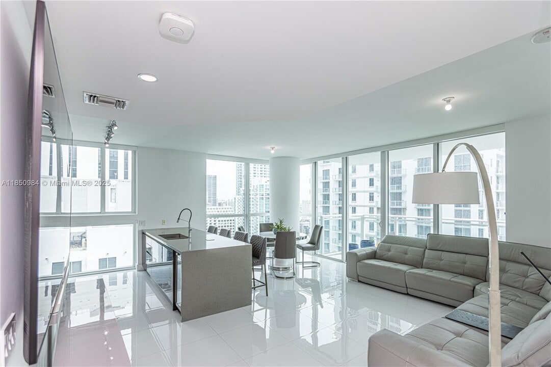 1080 Brickell Ave in Miami, FL - Building Photo