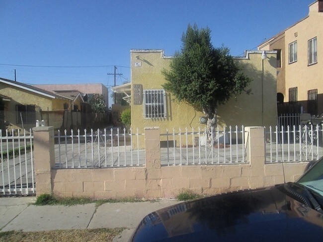 933 79th St in Los Angeles, CA - Building Photo - Building Photo