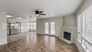 386 Siebert Dr in Kyle, TX - Foto de edificio - Building Photo