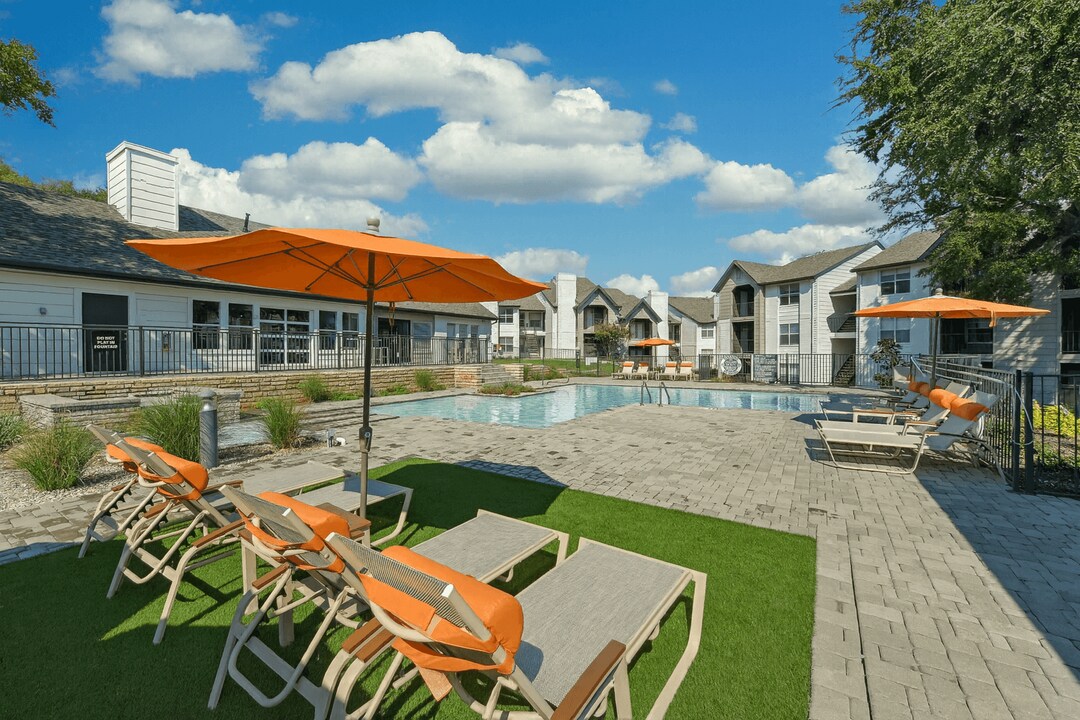 Cedars at River Legacy Park in Arlington, TX - Building Photo